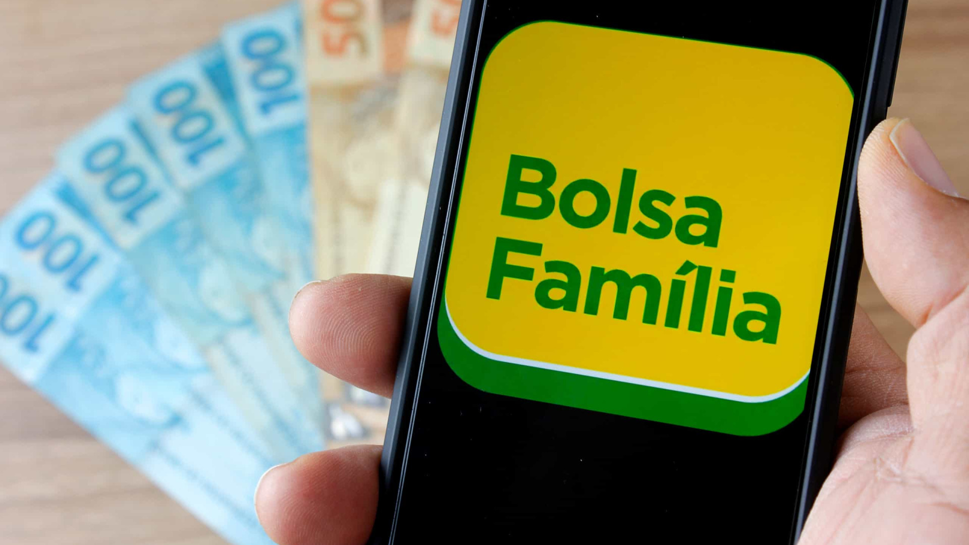 Beneficiários do Bolsa Família podem consultar benefício pelo WhatsApp