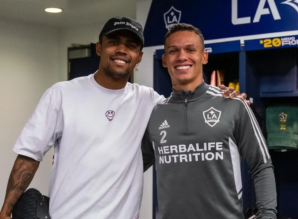 Douglas Costa tira foto com Calegari, que defendeu o LA Galaxy em 2023 — Foto: Divulgação/LA Galaxy