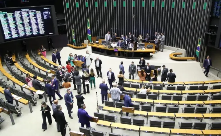 Congresso derruba vetos de Lula e acaba com “saidinhas” em feriados e datas comemorativas