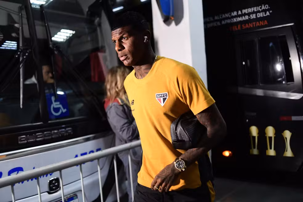 Arboleda chega ao Morumbis para duelo entre São Paulo e Flamengo em janeiro — Foto: Marcos Ribolli