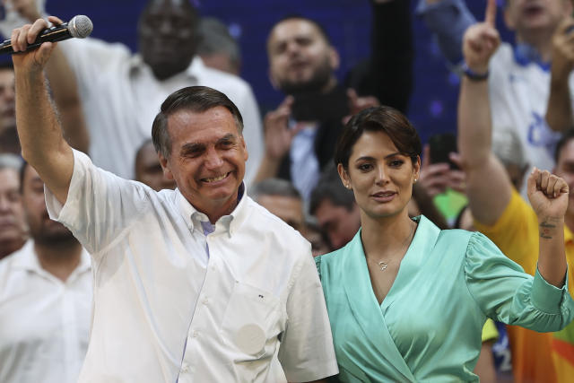 No local da facada, Bolsonaro ataca esquerda e Michelle é protagonista