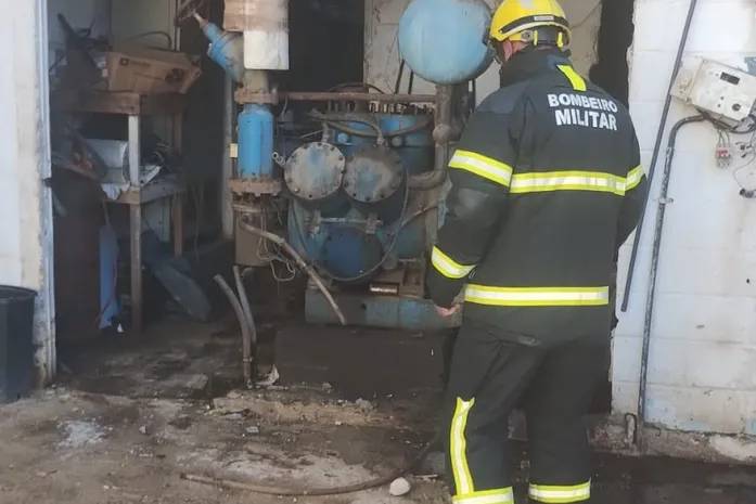 Homem é levado ao HGE após vazamento de amônia em fábrica de gelo, na praia Francês