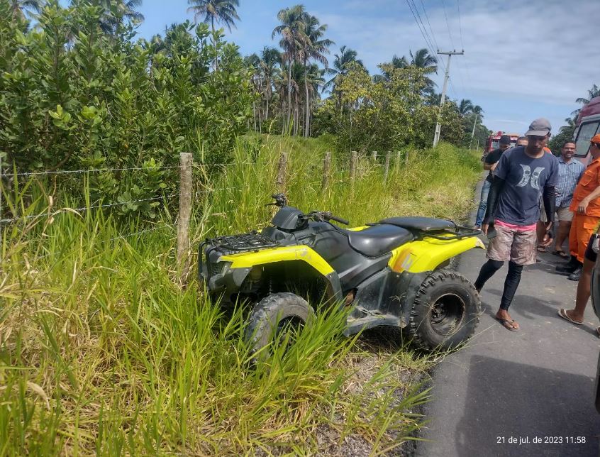 Mulher fica gravemente ferida após acidente com quadriciclo