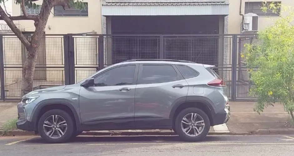 Menino de três anos morre após ser esquecido dentro do carro pela tia Menino de três anos morre após ser esquecido dentro do carro pela tia