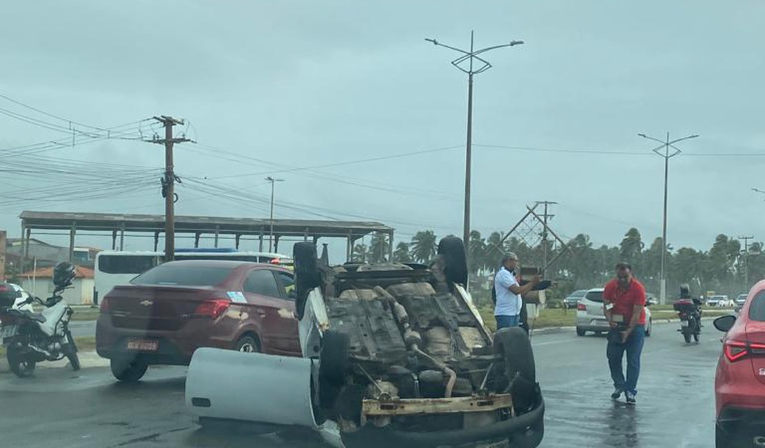 Motorista perde controle da direção, atinge pedestre e capota carro em Maceió