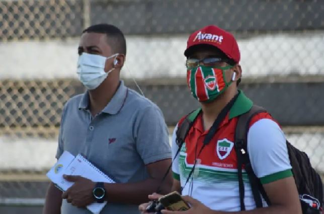 André Henrique (à esq.) repórter da Palmeira Fm, denuncia racismo durante jogo do Alagoano — Foto: Reprodução Instagram