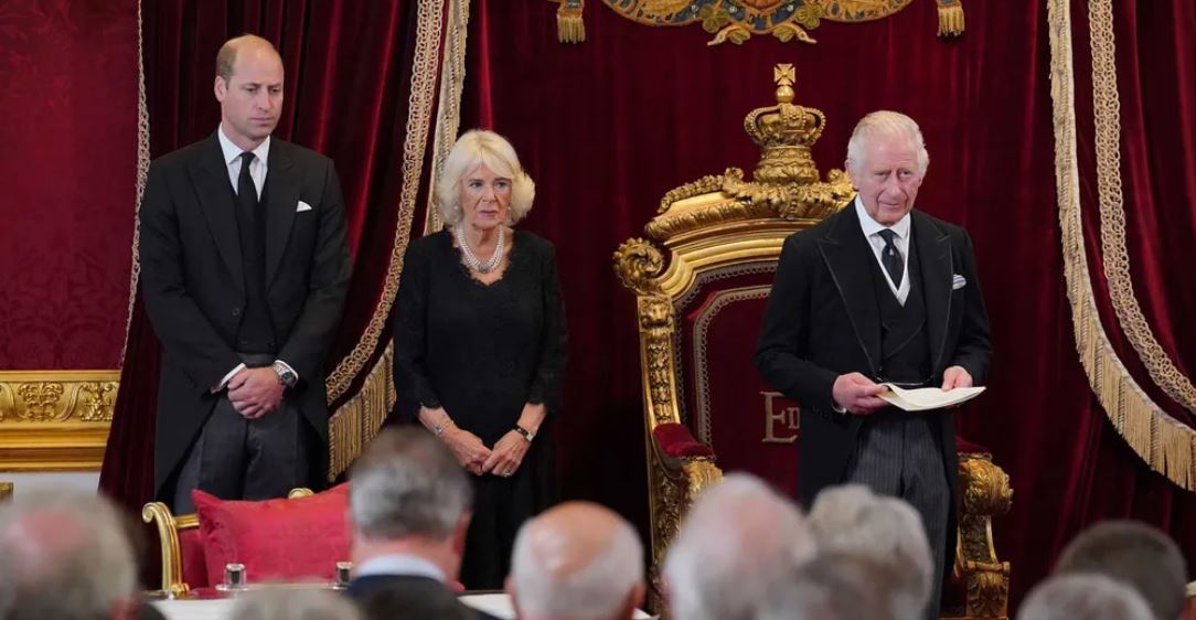 O príncipe William, a rainha consorte Camilla e rei Carlos III durante o Conselho de Adesão no Palácio de St James, em Londres. — Foto: Jonathan Brady / Pool / via AP Photo