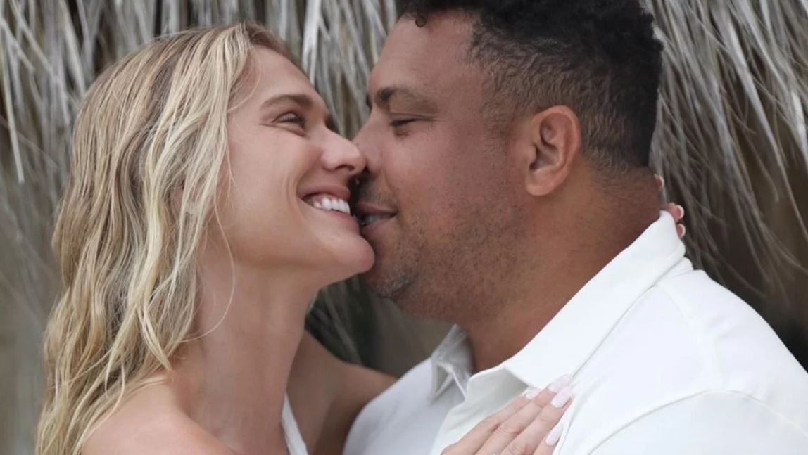 Ronaldo Fenômeno pede namorada em casamento