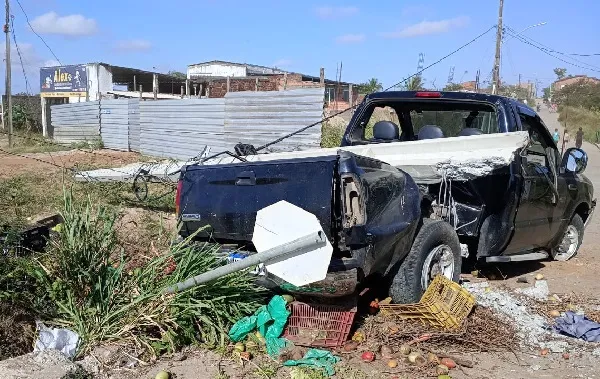 Motorista perde controle de caminhonete e colide com poste na AL-115, em Palmeira dos Índios