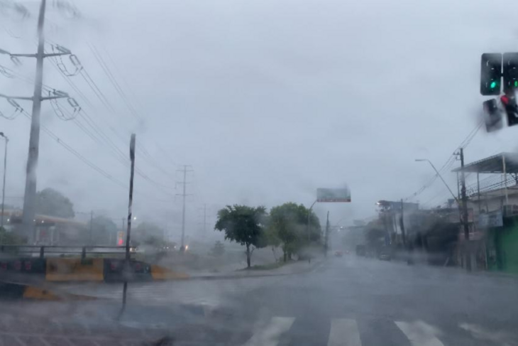 Manaus tem forte chuva após onda de calor e dias de seca