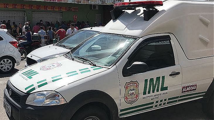 Jovem morre após ser atingido por três tiros e ficar com faca cravada nas costas, em Maceió