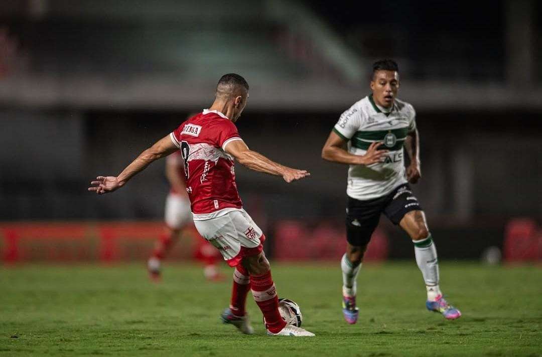  CRB domina o Coritiba, mas perde no fim e amarga quarta derrota seguida na Série B - Foto: CRB