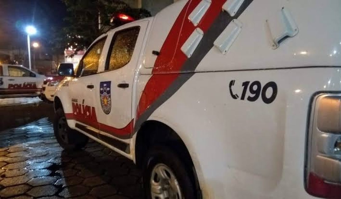 Homem quebra tudo em casa, ameaça mulher e agride PM´s em Arapiraca