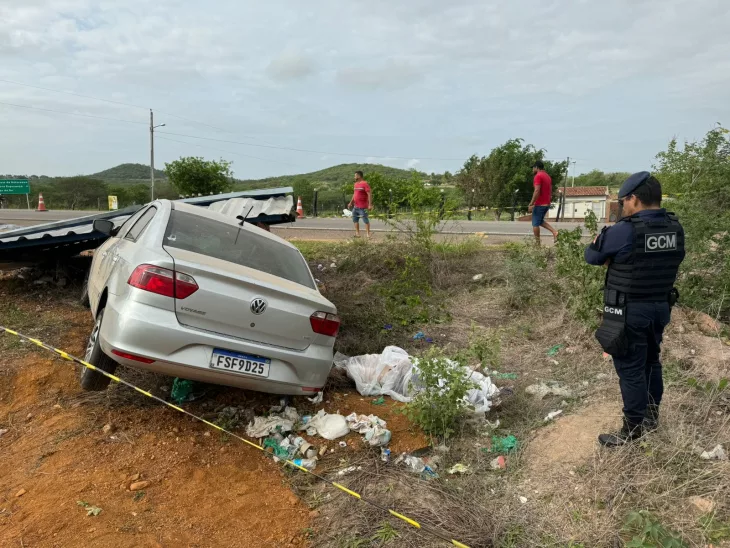 Guarda civil morre após atropelar e matar motociclista, perder controle de carro e atingir ponto de ônibus