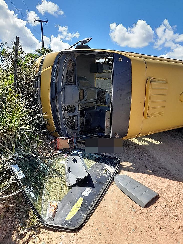 Motociclista morre e três pessoas ficam feridas em acidente com ônibus escolar, em Piranhas