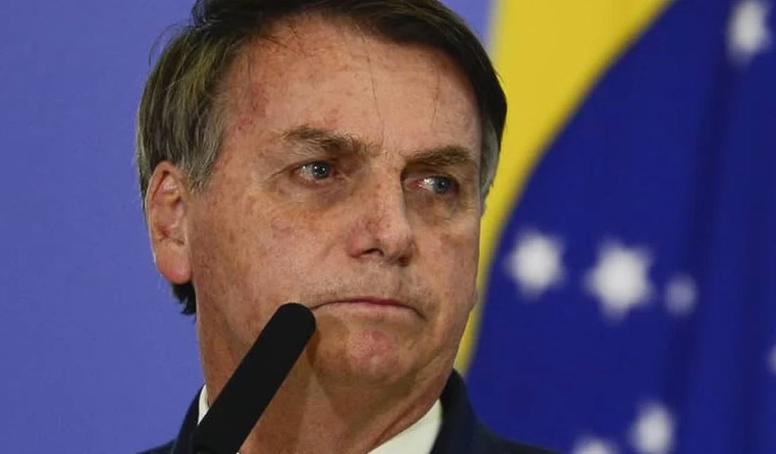 Três horas após o resultado das eleições, Bolsonaro se recolhe e não se manifesta