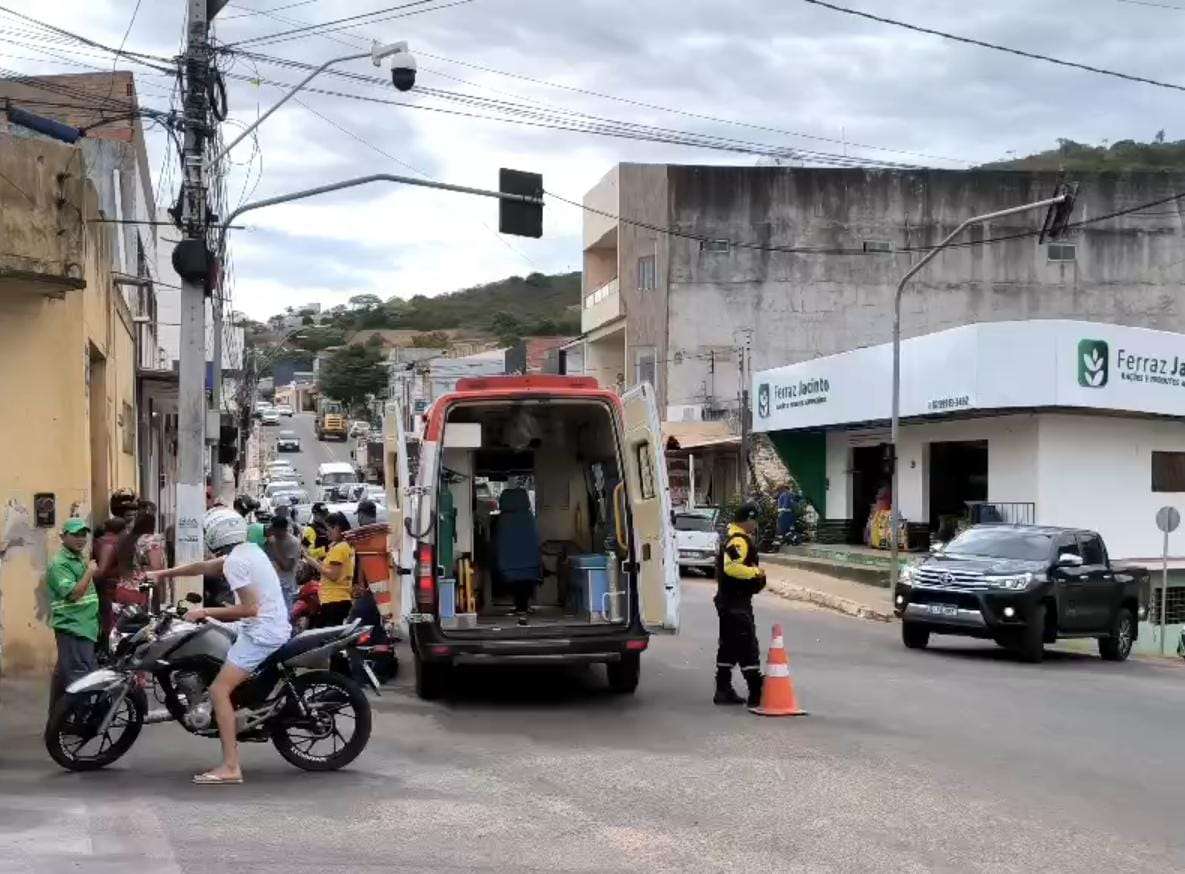 Bico de luz apaga semáforo e causa acidente com três motos em Palmeira