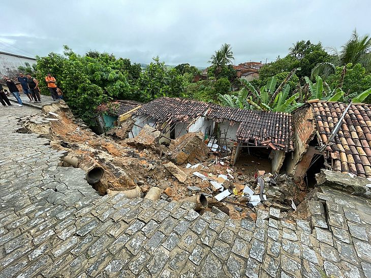 Bebê fica soterrada e é resgatada com vida após desabamento de casas