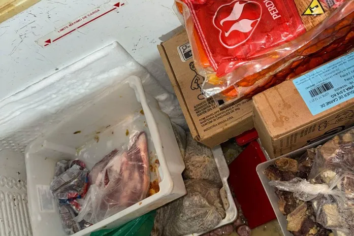 Trailer é interditado após apreensão de cerca de 20 kg de alimentos impróprios em Jaraguá