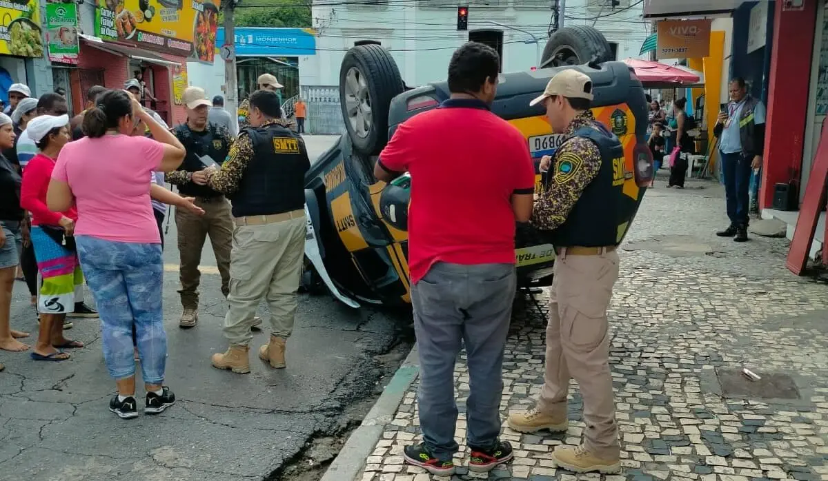 Viatura do DMTT capota durante perseguição em blitz e carro é encontrado abandonado 