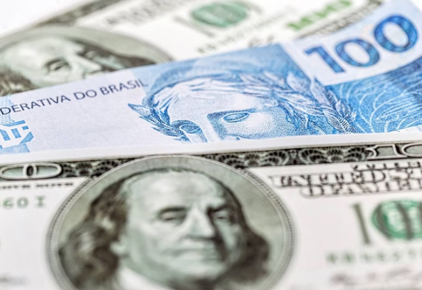 Dólar tem novo recorde de fechamento e chega a R$ 6,08