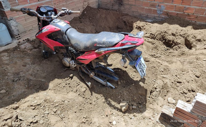 Moto roubada é encontrada enterrada no quintal de uma casa 