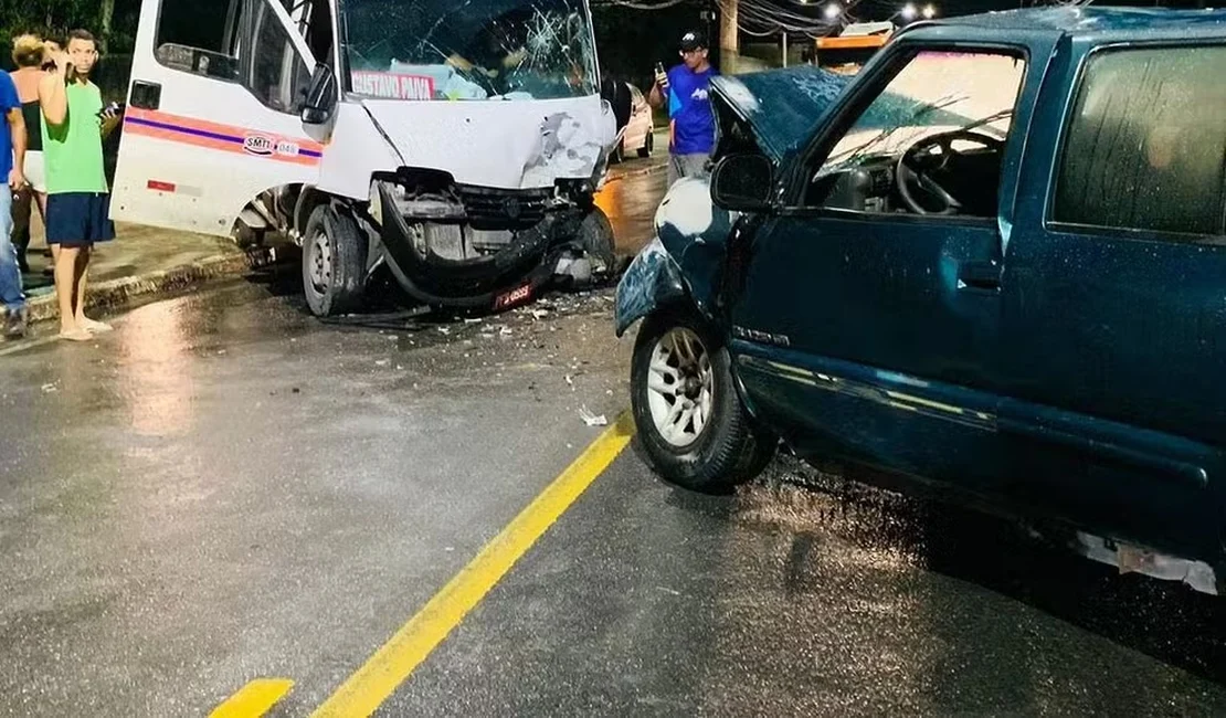 Oito pessoas ficam feridas em acidente entre van e carro em Rio Largo