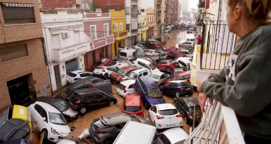 Carros empilhados em rua de Valencia após inundação em 30 de outubro de 2024. Foto: AP Foto/Alberto Saiz