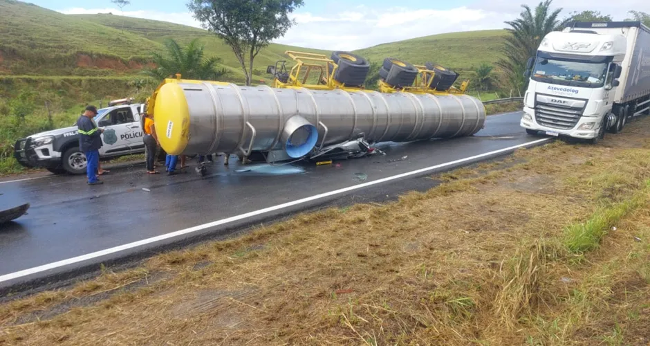 Condutora morre após carreta tombar sobre veículo em Flexeiras