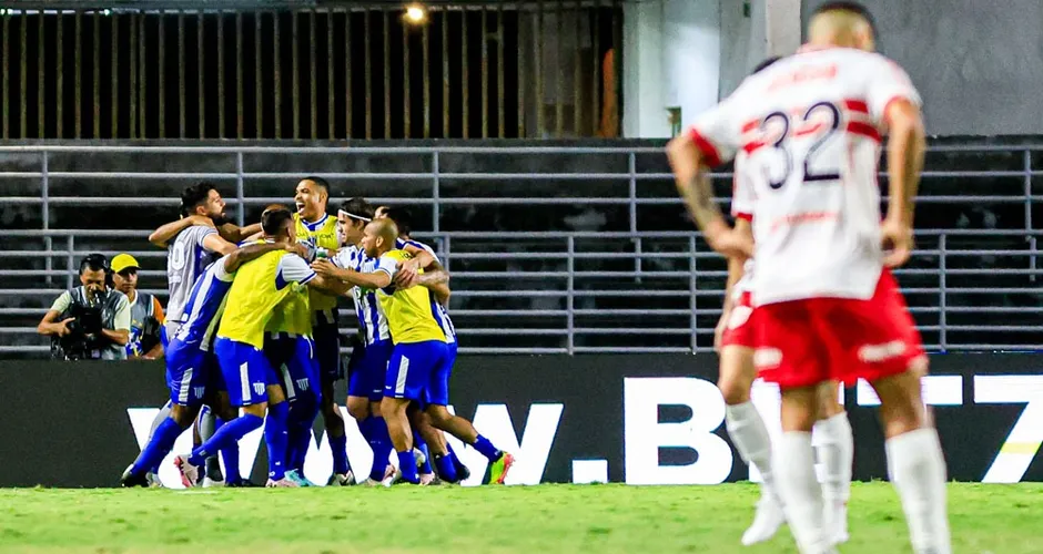 No Rei Pelé, CRB perde para o Avaí e aumenta série sem vitórias na Série B