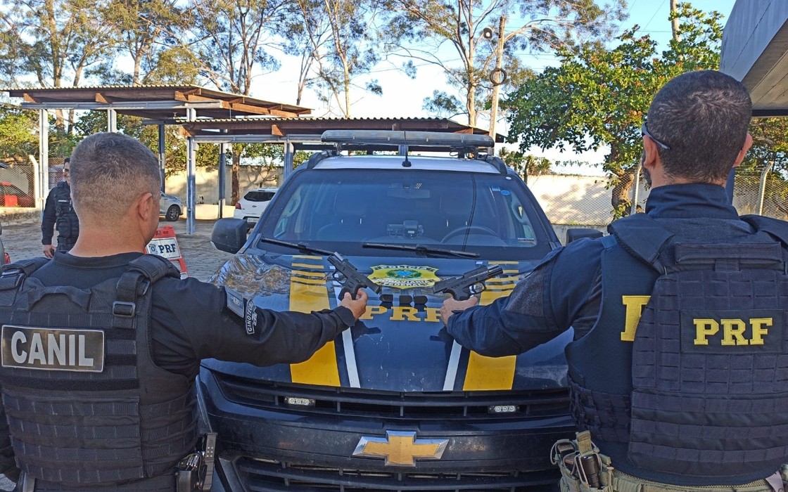 PRF apreende pistolas e mais de 50 munições em carro de luxo na BR-101