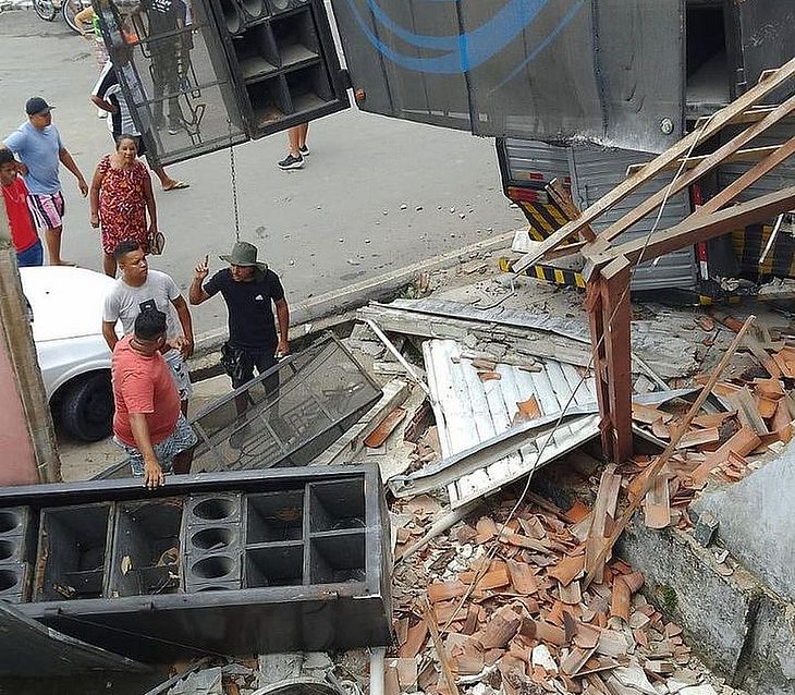 Trio elétrico perde controle e atinge residência em Messias