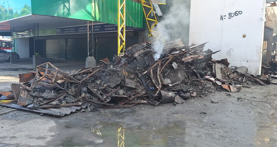 Nesta manhã, será feito o trabalho de rescaldo no estabelecimento.. Foto: Rogério Costa