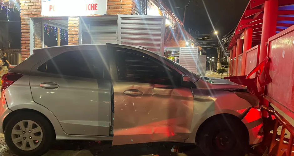 Carro invadiu ponto de ônibus na Mangabeiras.. Cortesia à Gazetaweb