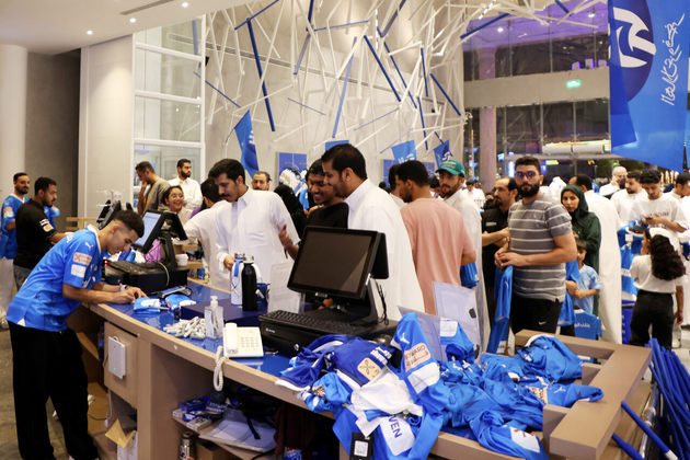 Fãs fazem fila em loja do Al-Hilal para comprar camisa de Neymar