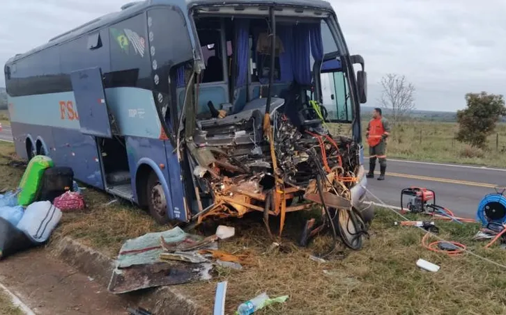 Motorista morre após ônibus bater na traseira de carreta parada