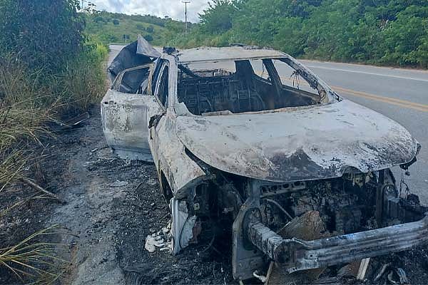 Carro pega fogo em trecho da BR-104, entre União dos Palmares e Branquinha