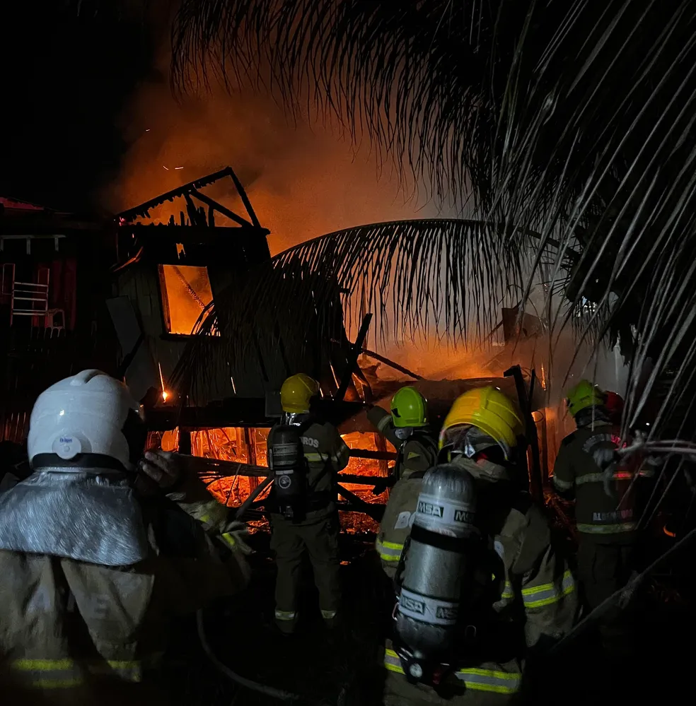 Pai e filho de 6 anos morrem carbonizados após casa pegar fogo em Rio Branco — Foto: Arquivo/Corpo de Bombeiros