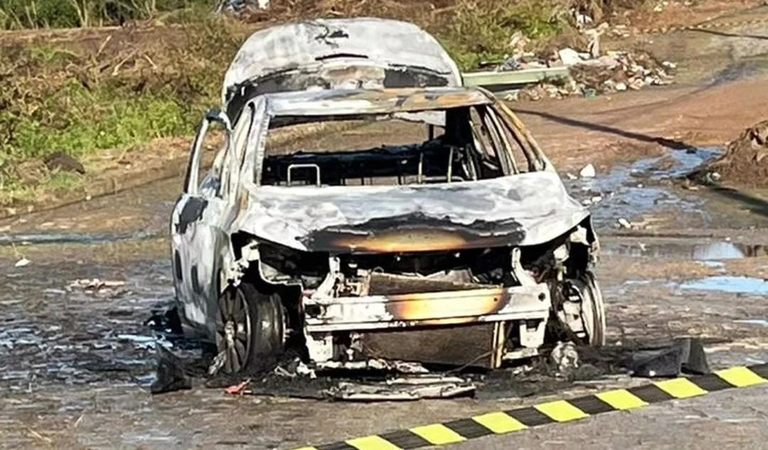 Carro de motorista de aplicativo pega fogo e fica destruído em Arapiraca; veja como ajudar 