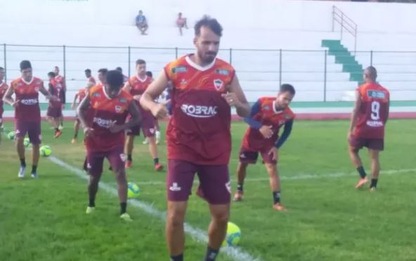 Caíque Valdivia treina com o elenco do CSE e deve assinar para a disputa da Copa Alagoas e do estadual