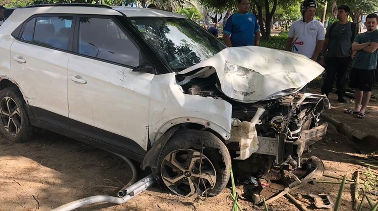 Condutor é preso após colidir em moto e deixar rastro de destruição no Farol