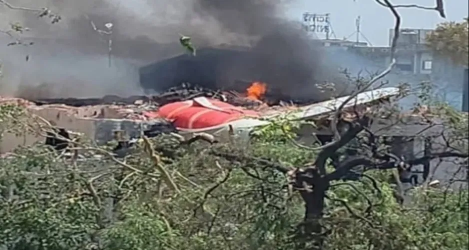 Avião com mais de 240 pessoas a bordo cai perto de aeroporto na Índia. Foto: Reprodução
