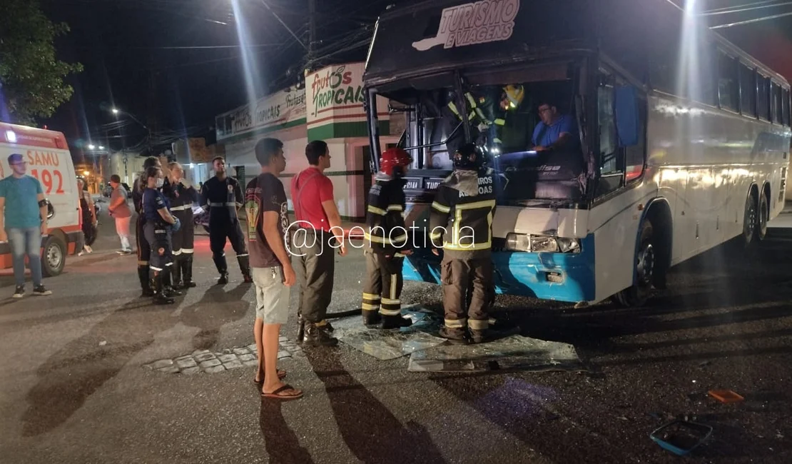 Motorista fica ferido em batida entre dois ônibus com estudantes universitários em Arapiraca