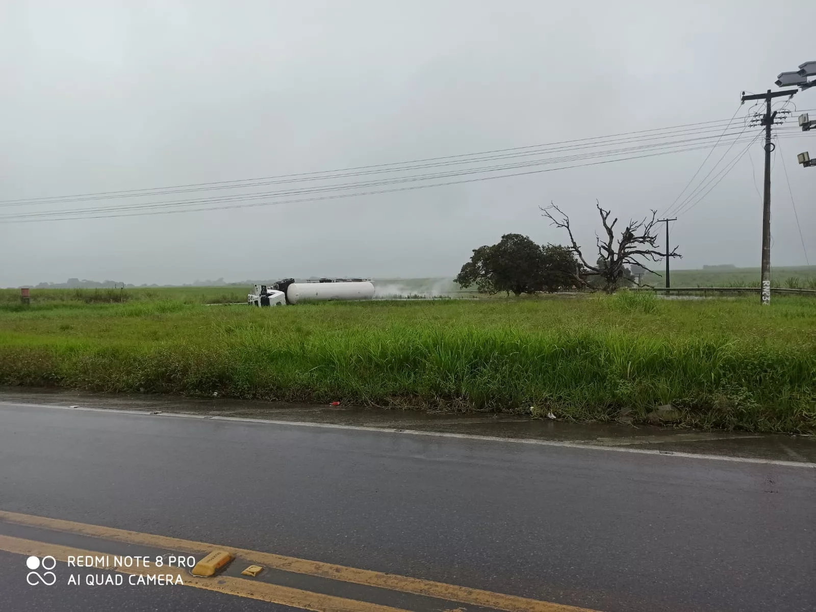 Caminhão que transportava oxigênio líquido tomba e interdita BR 424; Risco de explosão