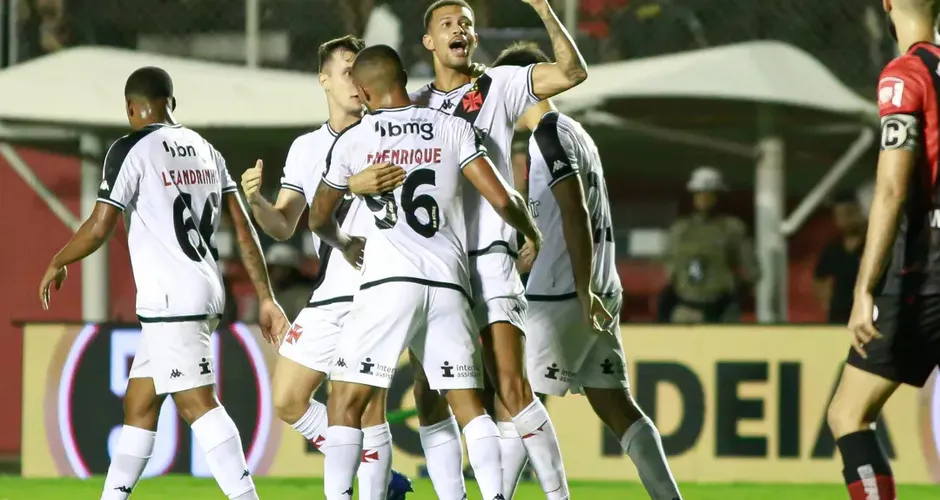 Vasco vence o Vitória fora de casa e encosta no pelotão de cima no Brasileirão