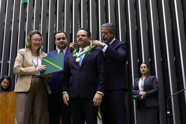 Marcelo Victor é condecorado pela Câmara dos Deputados em Brasília. Foto: Assessoria