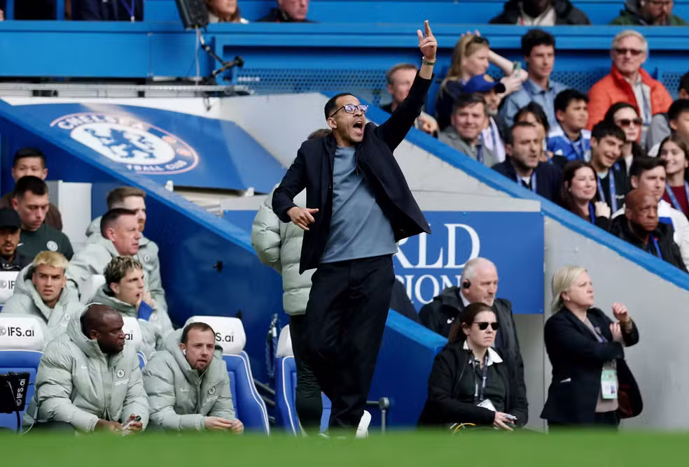Liam Rosenior no comando do Chelsea — Foto: Reuters