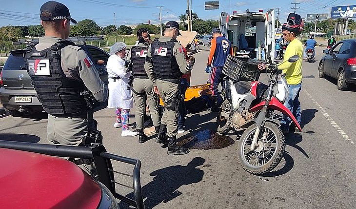 Motociclista fica ferido após colidir contra traseira de carro em Arapiraca