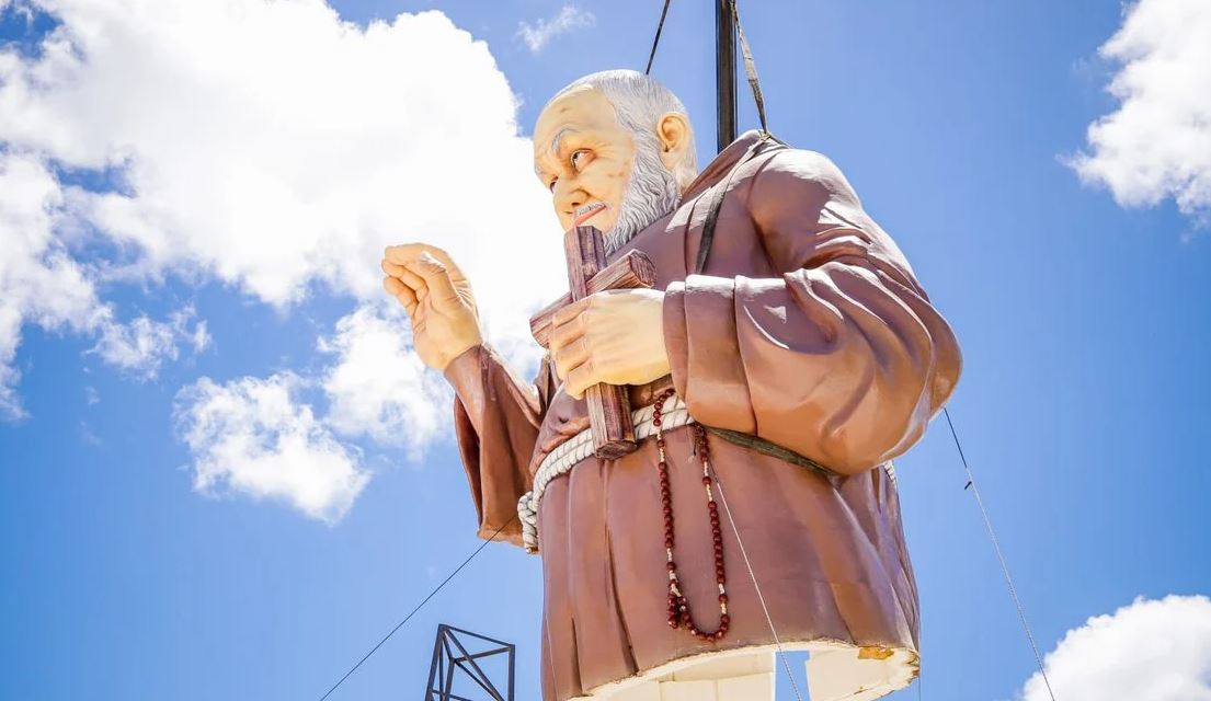 Estátua de Frei Damião ficará com 20 metros de altura após ser colocada na base - Foto: Assessoria