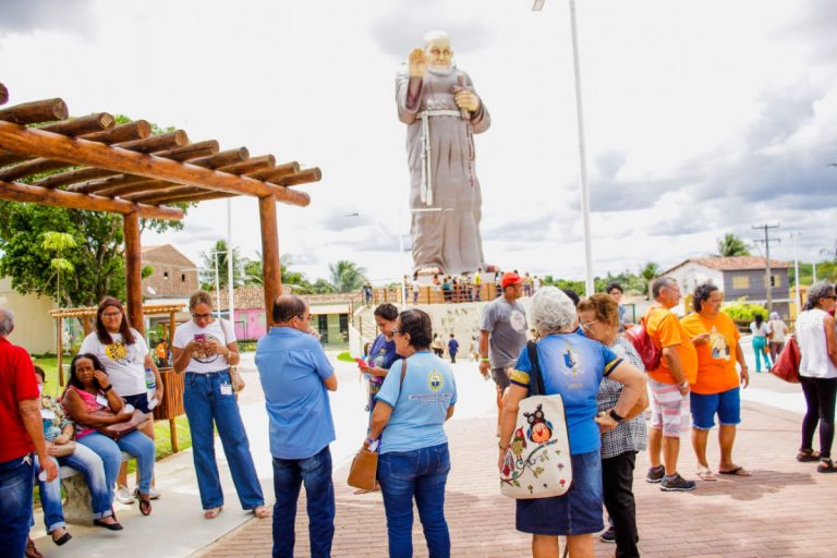 Romeiros de Alagoas e Pernambuco visitam Santuário Frei Damião